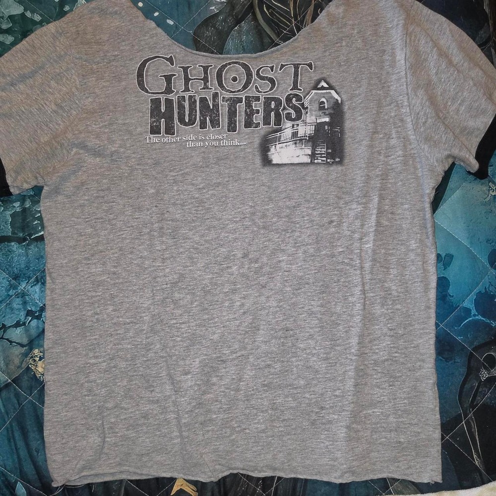 Ghost Hunters TV Show Graphic Tee Gray Haunted House Raw Neck Mens Medium